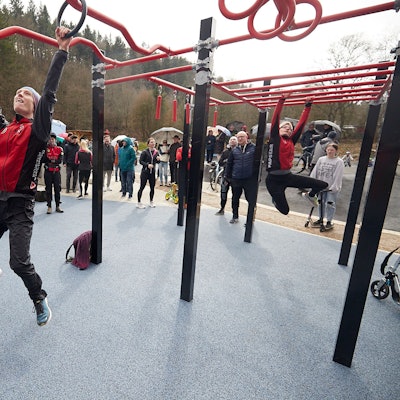 Lars Holder und Milena Vogel vom TuS Schleiden hängen an Ringen und Stangen an einem Kraftparcours.