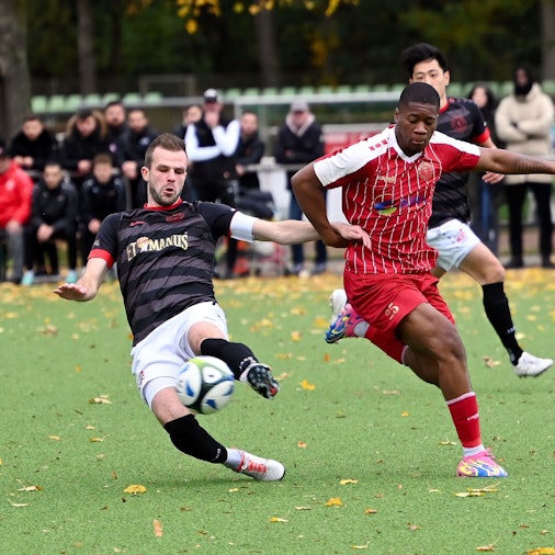 05.11.2023,-Fussball-SpVg. Porz - Fortuna Köln II
links: Andrte Rosteck (Porz)
rechts: Daniel Sopo (Fortuna Köln)
Foto: Uli Herhaus