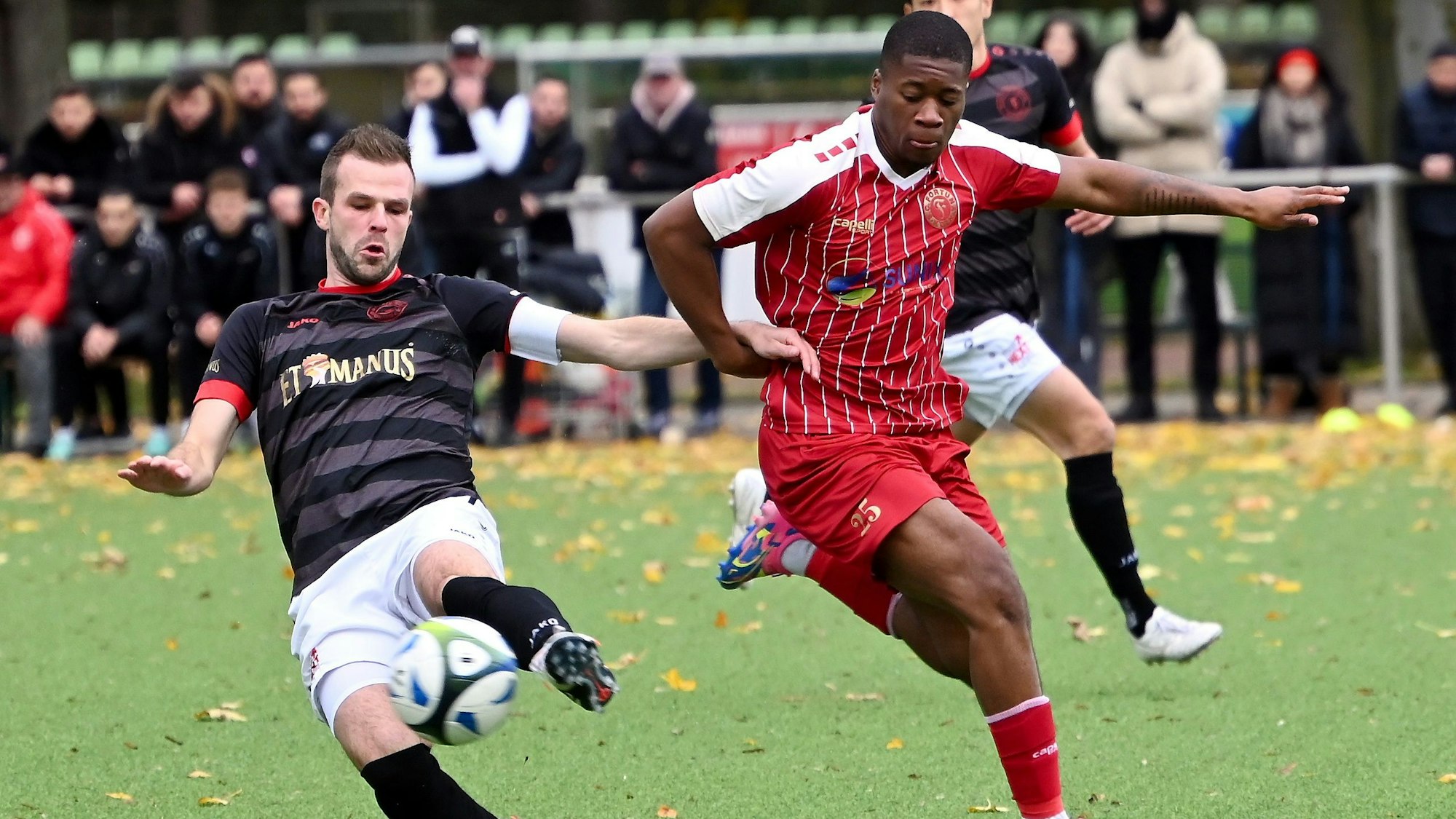 05.11.2023,-Fussball-SpVg. Porz - Fortuna Köln II
links: Andrte Rosteck (Porz)
rechts: Daniel Sopo (Fortuna Köln)
Foto: Uli Herhaus