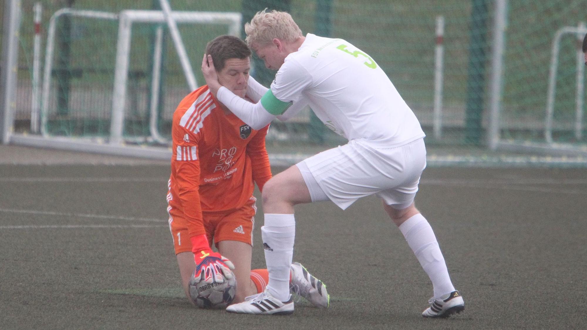FSV-Innenverteidiger Rico Heinen dankt Keeper Simon Stokowy für eine Glanztat.