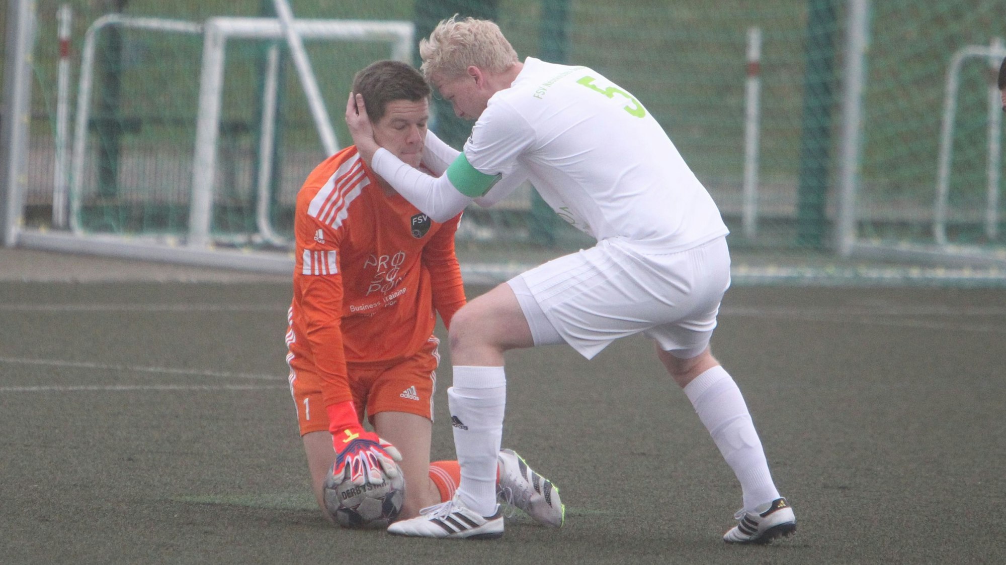 FSV-Innenverteidiger Rico Heinen dankt Keeper Simon Stokowy für eine Glanztat.