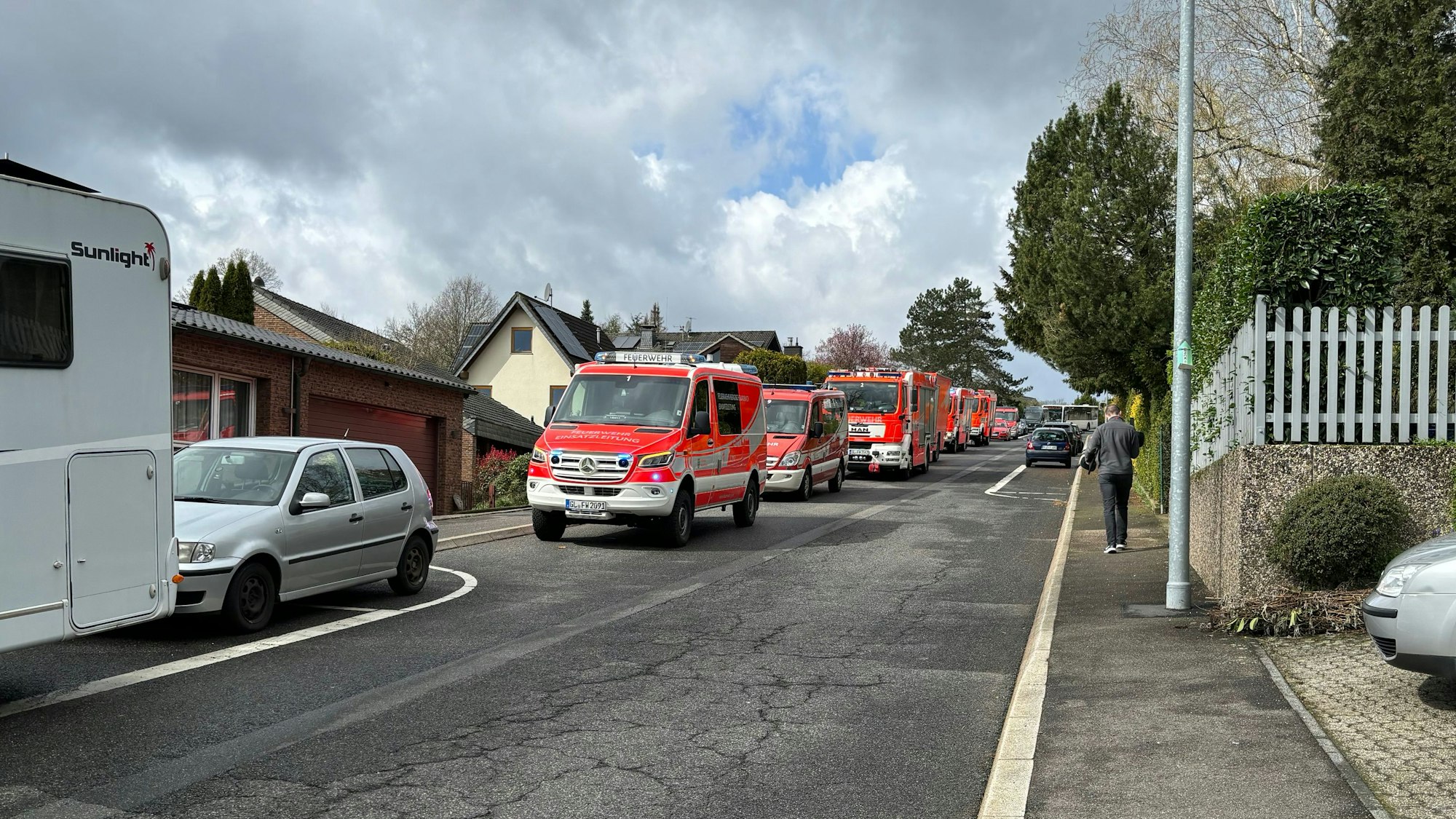 Einsatzwagen parken in der Krebsbachstraße.