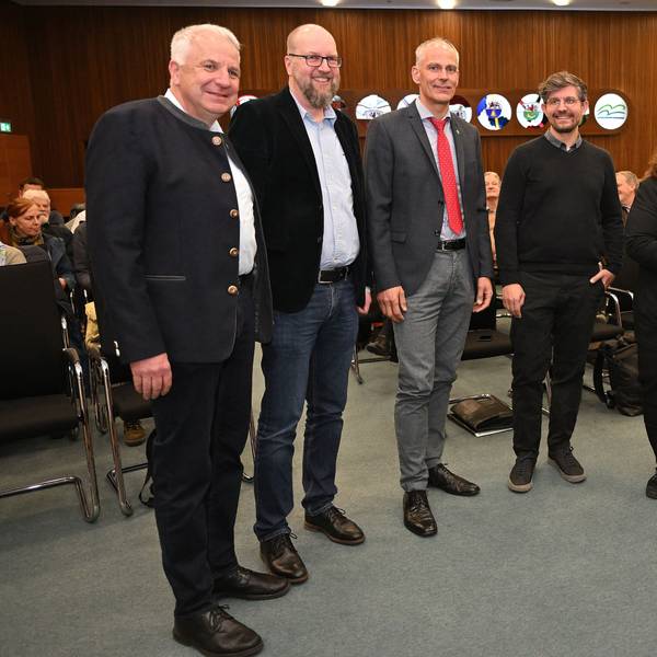 Das Foto zeigt Teilnehmer des Bergischen Waldforums.