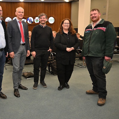 Das Foto zeigt Teilnehmer des Bergischen Waldforums.