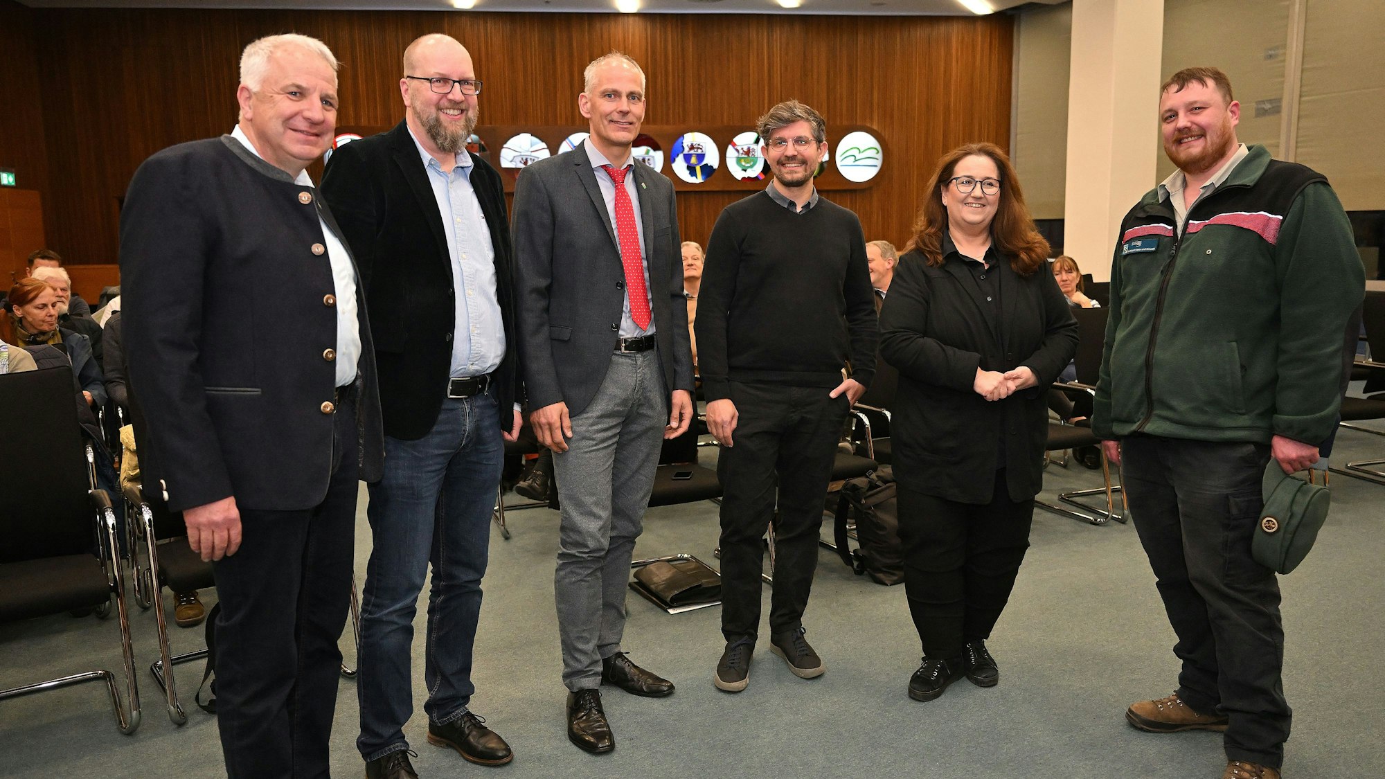 Das Foto zeigt Teilnehmer des Bergischen Waldforums.