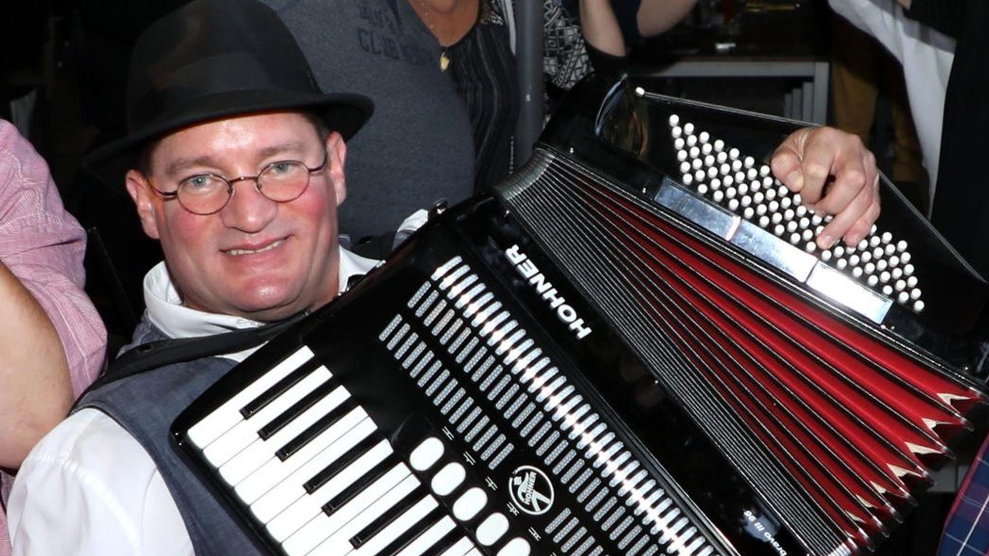Musiker Frank Müller spielt auf dem Akkordeon.