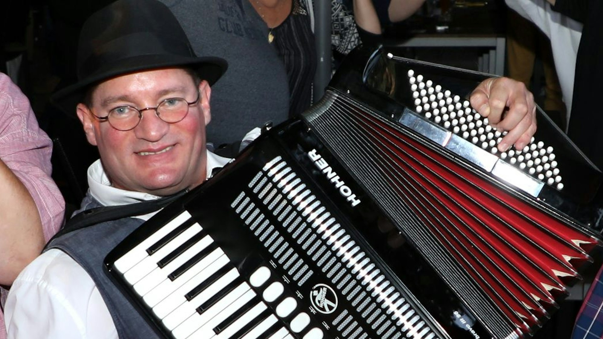 Musiker Frank Müller spielt auf dem Akkordeon.