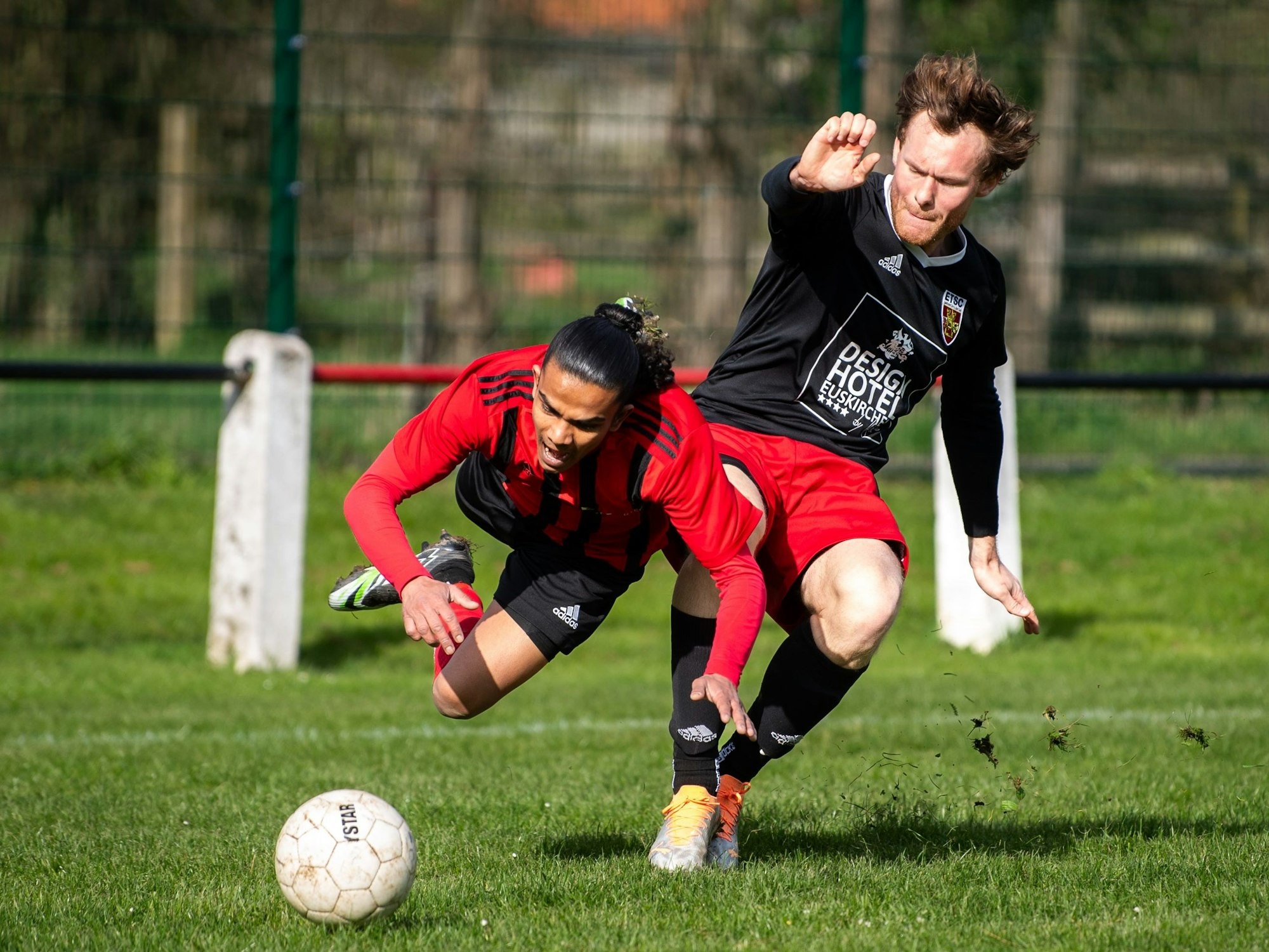 Das Bild zeigt das Foulspiel des Euskirchener Abwehrspielers Max Hilgers.