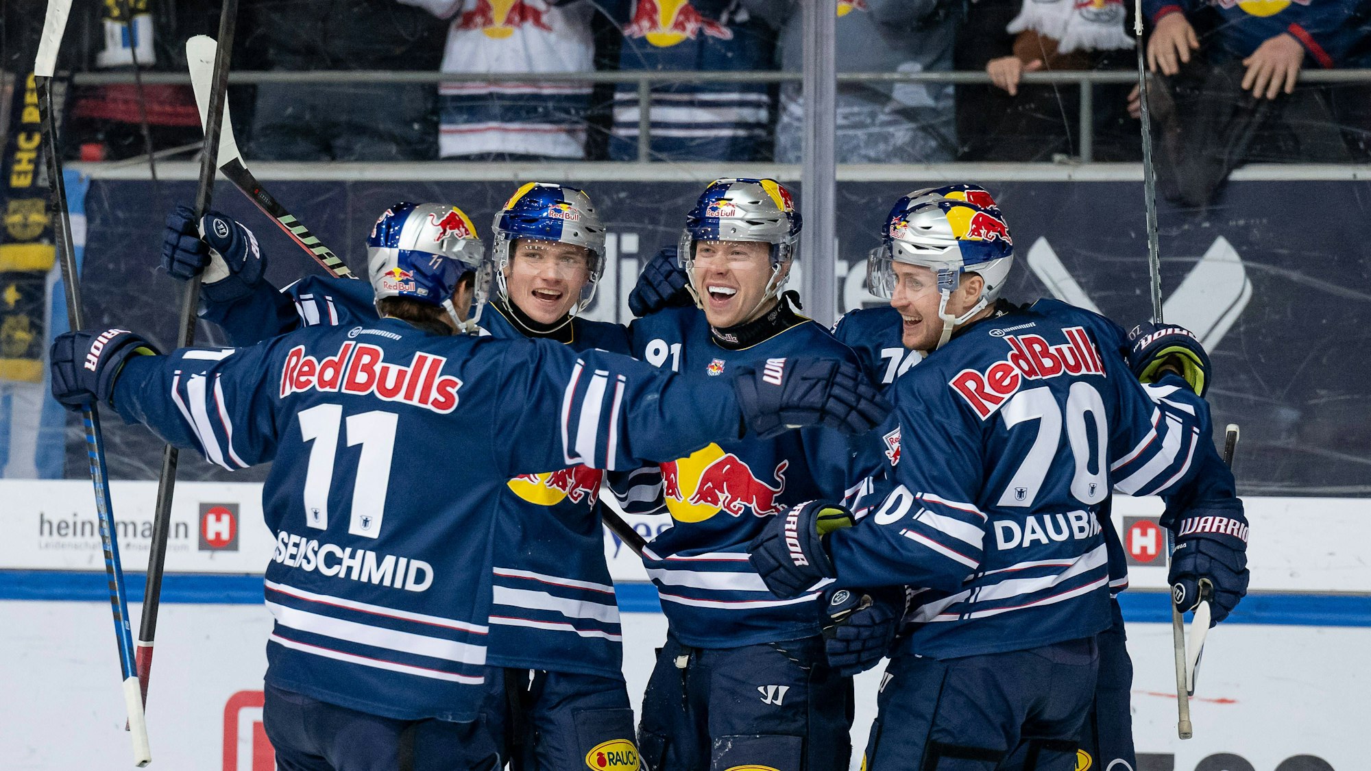 Die Muenchner bejubeln mit Filip Varejcka EHC Red Bull Muenchen, 91 dessen Tor zum 2:1.n gegen Grizzlys Wolfsburg