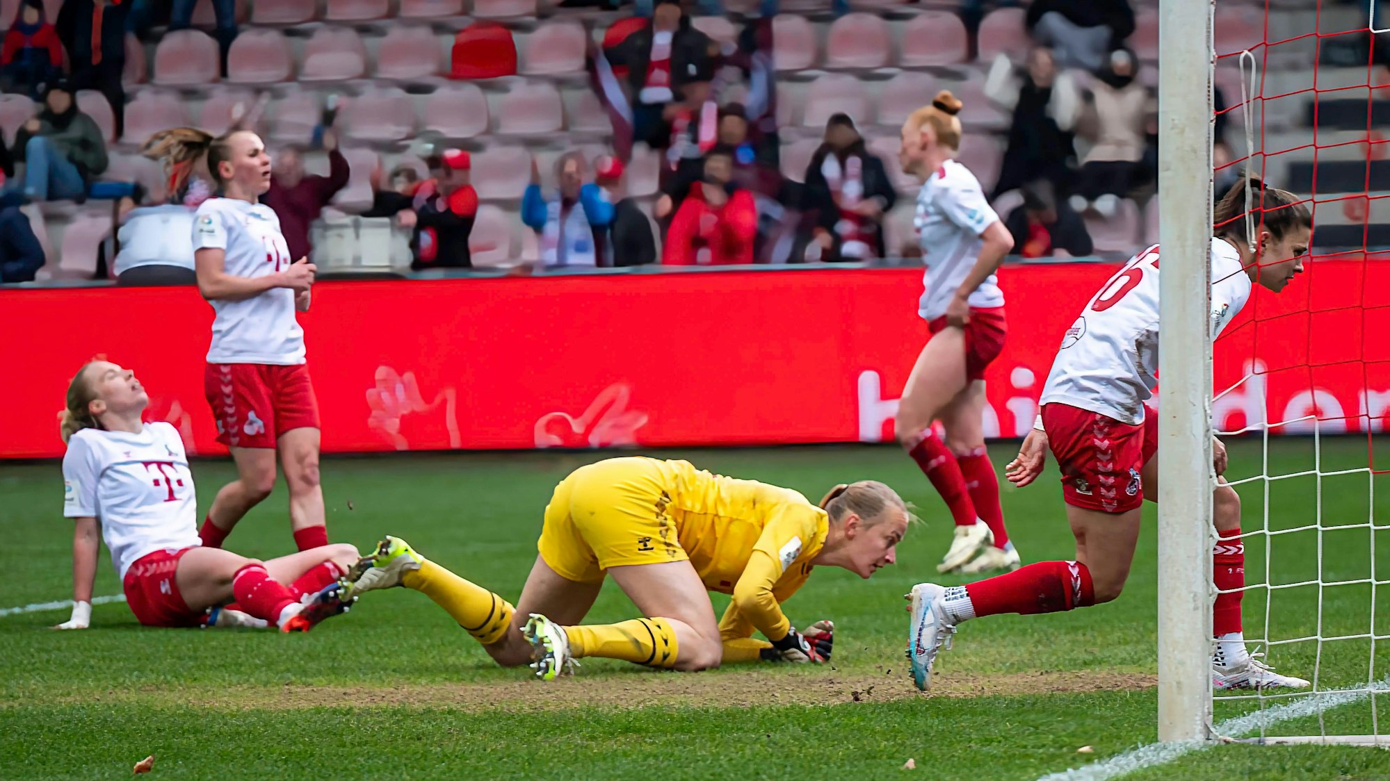Nach dem Tor zum 3:0 sind die Koelner Spielerinnen fassungslos.