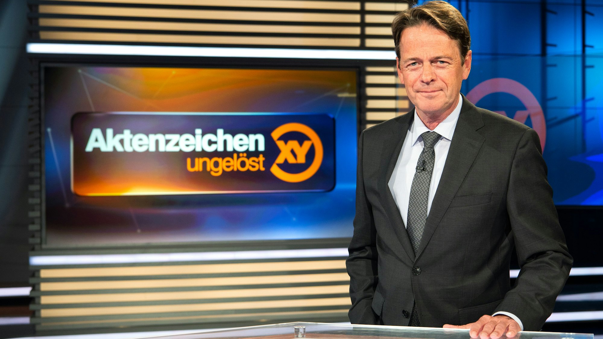 ZDF-Moderator Rudi Cerne im Studio der Sendung „Aktenzeichen XY ... ungelöst“.