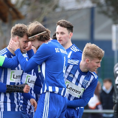 Das Bild zeigt eine jubelnde Spielertraube.