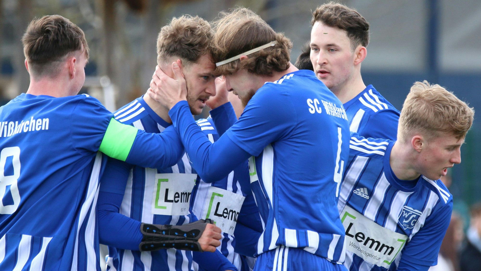 Das Bild zeigt eine jubelnde Spielertraube.