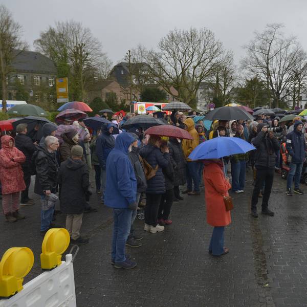 Auf dem Lindlarer Marktplatz trotzen rund 250 Menschen bei der Demonstration gegen Rechtsextremismus dem schlechten Wetter.