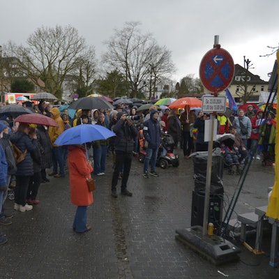 Auf dem Lindlarer Marktplatz trotzen rund 250 Menschen bei der Demonstration gegen Rechtsextremismus dem schlechten Wetter.
