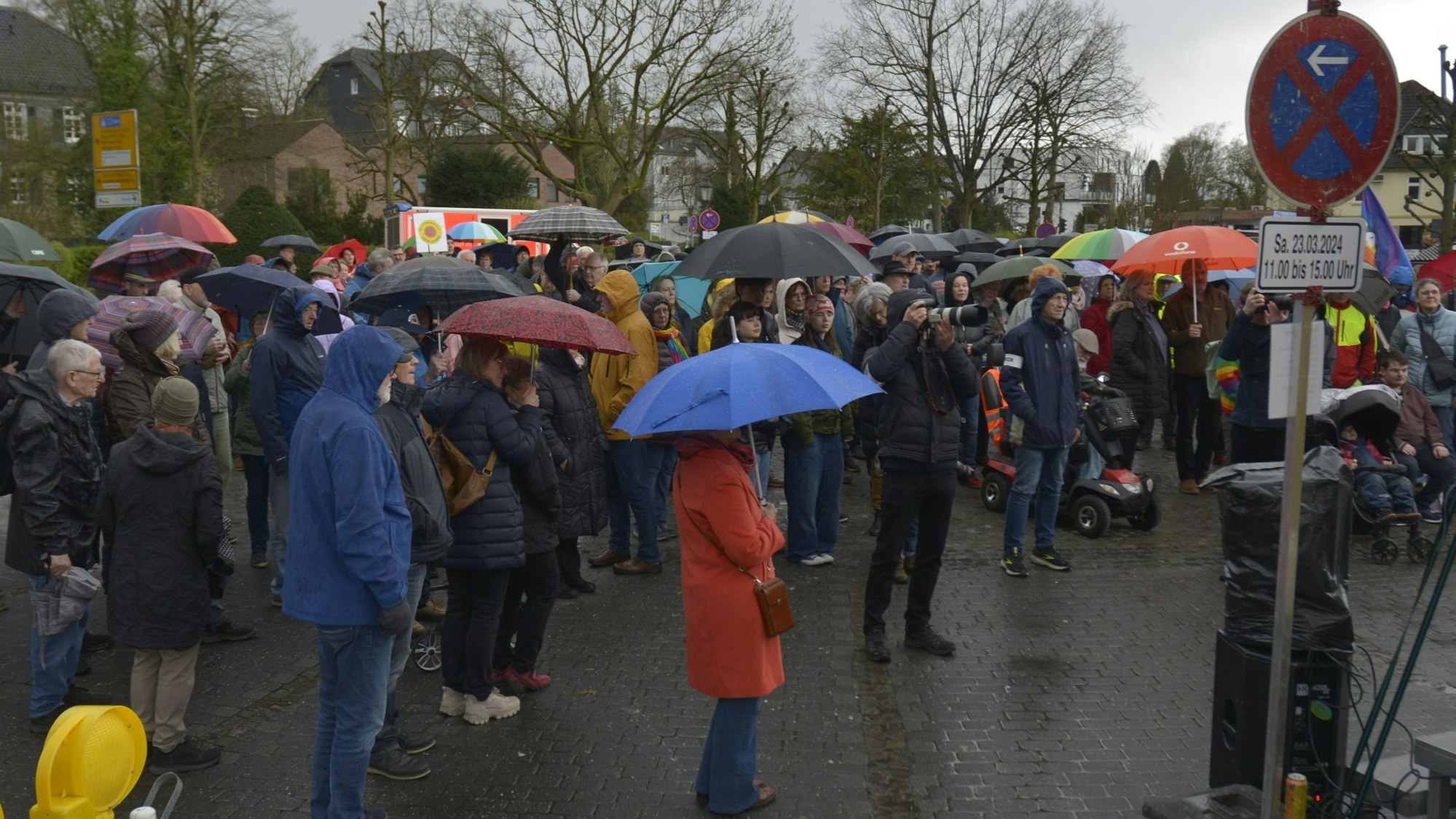 Auf dem Lindlarer Marktplatz trotzen rund 250 Menschen bei der Demonstration gegen Rechtsextremismus dem schlechten Wetter.