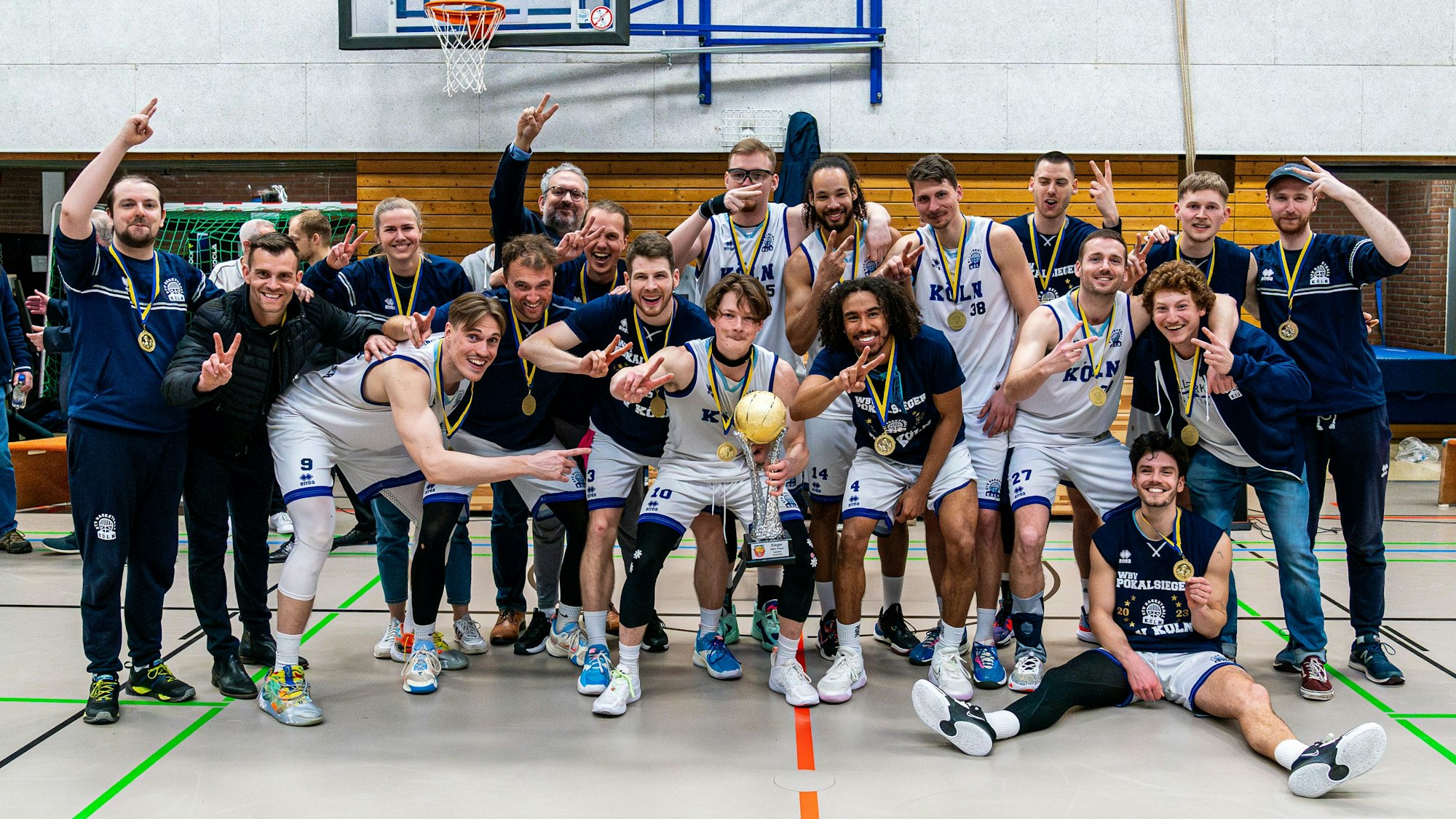 Siegerfoto mit Trophäe: Der Deutzer TV ist erneut Pokalsieger.