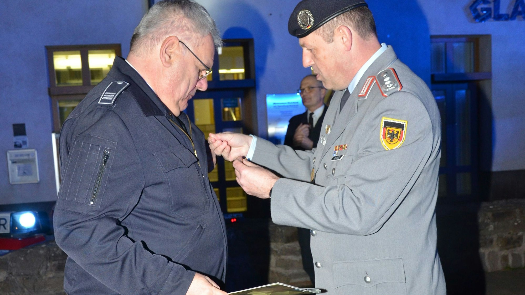 Laurenz Kreuser verabschiedete sich persönlich bei seinen Kameraden. Jörg Kirchhartz bedankte sich auch bei Kerstin Kreuser für ihre Unterstützung ihres Mannes
91 Bürgermeister Ludger Banken bedankte sich bei Laurenz Kreuser für seinen jahrelangen Einsatz. Im Auftrag von Verteidigungsminister Boris Pistorius zeichnete Oberst Marco Gerold Laurenz Kreuser mit der "Fluthilfe 2021" Einsatzmedaille aus.