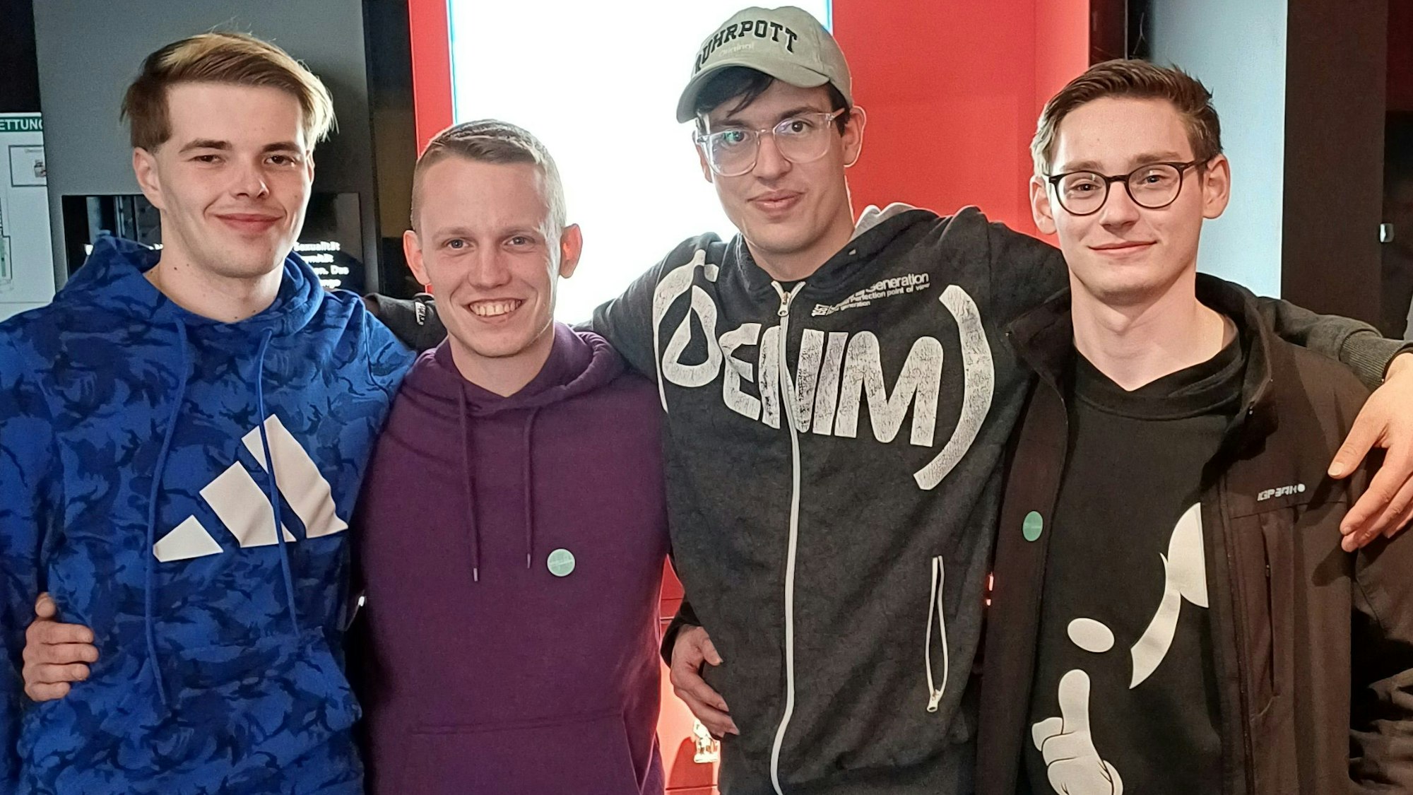 Die vier Studenten Max (26), Marcel (24), Daniel (31) und Marius (22) sind positiv von der Ausstellung überrascht.
