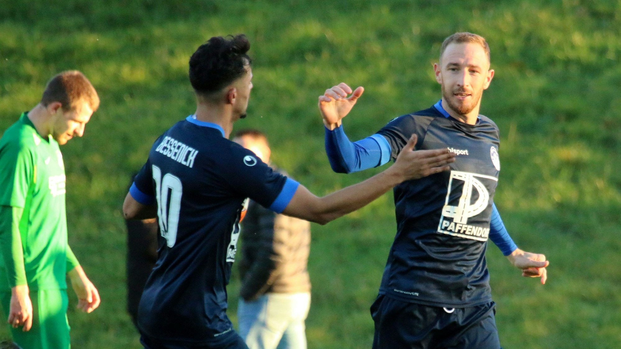 Das Bild zeigt Moritz Hartmann, der jubelt.