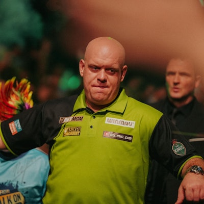 Dartspieler Michael van Gerwen bei einer Darts-Gala in Gummersbach.