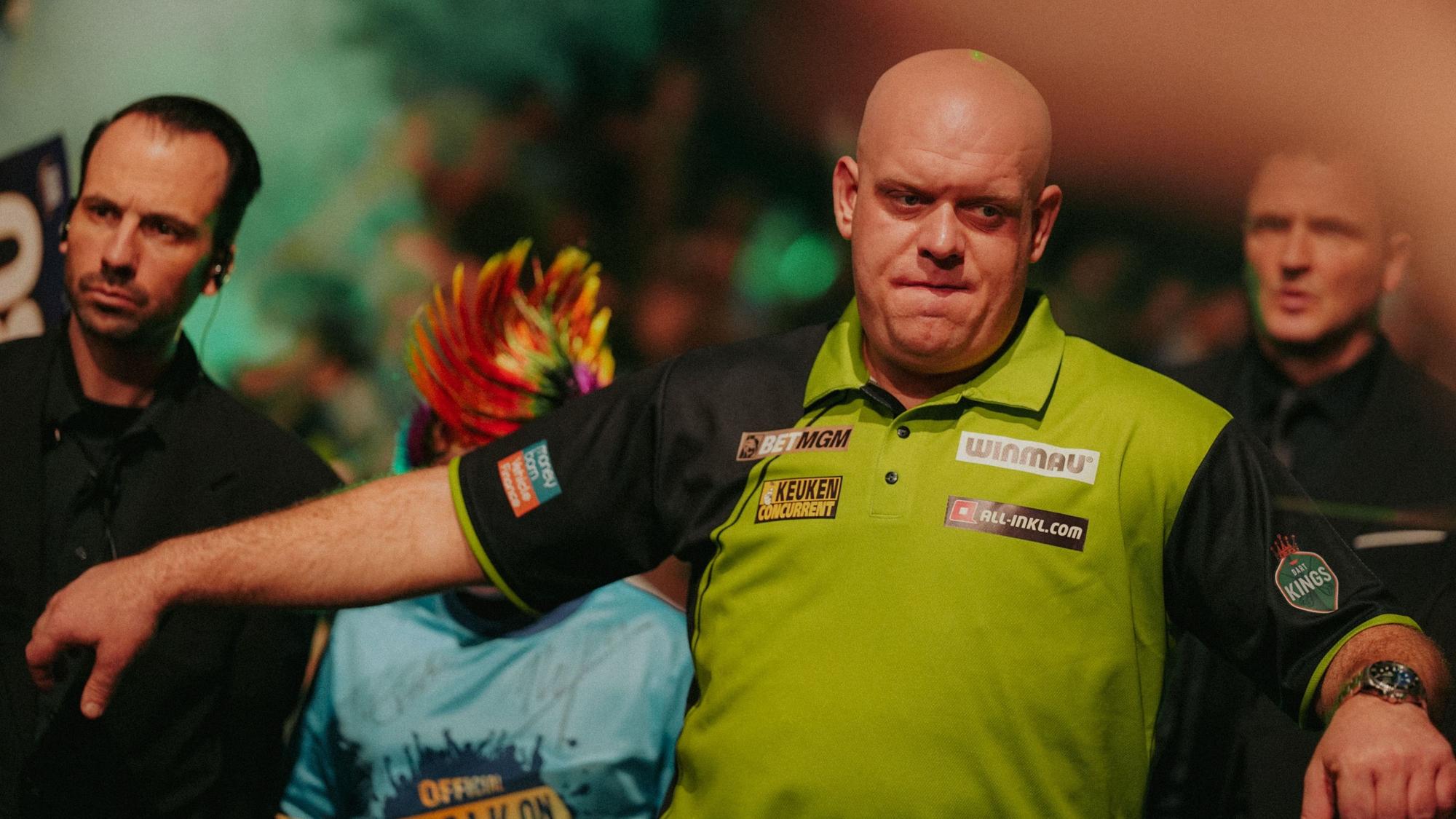 Dartspieler Michael van Gerwen bei einer Darts-Gala in Gummersbach.