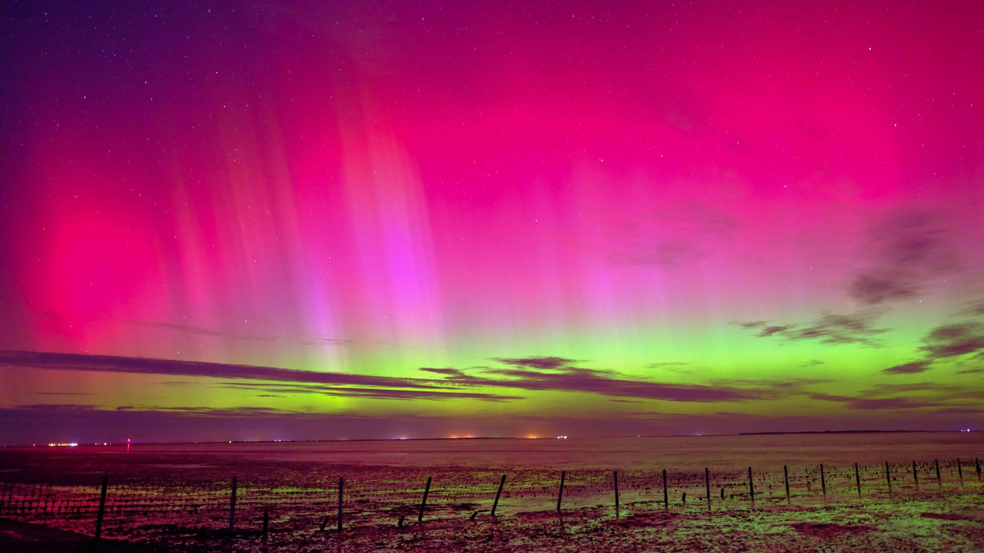 ARCHIV - 25.09.2023, Niedersachsen, Schillig: Polarlichter sind am Himmel über Schillig (Kreis Friesland) zu sehen. (zu dpa: «Nach Sonnensturm Polarlichter über Deutschland möglich») Foto: Markus Hibbeler/dpa +++ dpa-Bildfunk +++