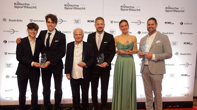 23.03.2024, Köln: alle Preisträgerv.l.n.r.:  Justug Warweg und Fabio Seitz (stellvertretend für die Hockeymannschaft  vom KTHC); Artur Trabant ( Person des Kölner Sports 2023), Moritz Müller (Kölns Sportler 2023/ Kapitän der Kölner Haie)),Marlene Wesseling(Nachwuchssportlerin 2023/Kanu-Wildwasserfahrerin)  und stellvertretend für Leonie Fiebig ( Kölns Sportlerin 2023/Zweierbob-Fahrerin) Daniel Steven.Kölsche Sportnacht 2024 in der Flora. Foto.Dirk Borm