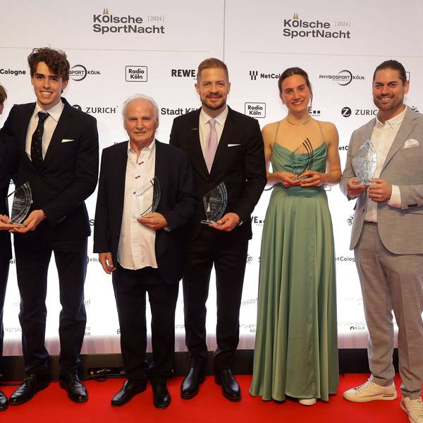 23.03.2024, Köln: alle Preisträgerv.l.n.r.: Justug Warweg und Fabio Seitz (stellvertretend für die Hockeymannschaft vom KTHC); Artur Trabant ( Person des Kölner Sports 2023), Moritz Müller (Kölns Sportler 2023/ Kapitän der Kölner Haie)),Marlene Wesseling(Nachwuchssportlerin 2023/Kanu-Wildwasserfahrerin) und stellvertretend für Leonie Fiebig ( Kölns Sportlerin 2023/Zweierbob-Fahrerin) Daniel Steven.Kölsche Sportnacht 2024 in der Flora. Foto.Dirk Borm