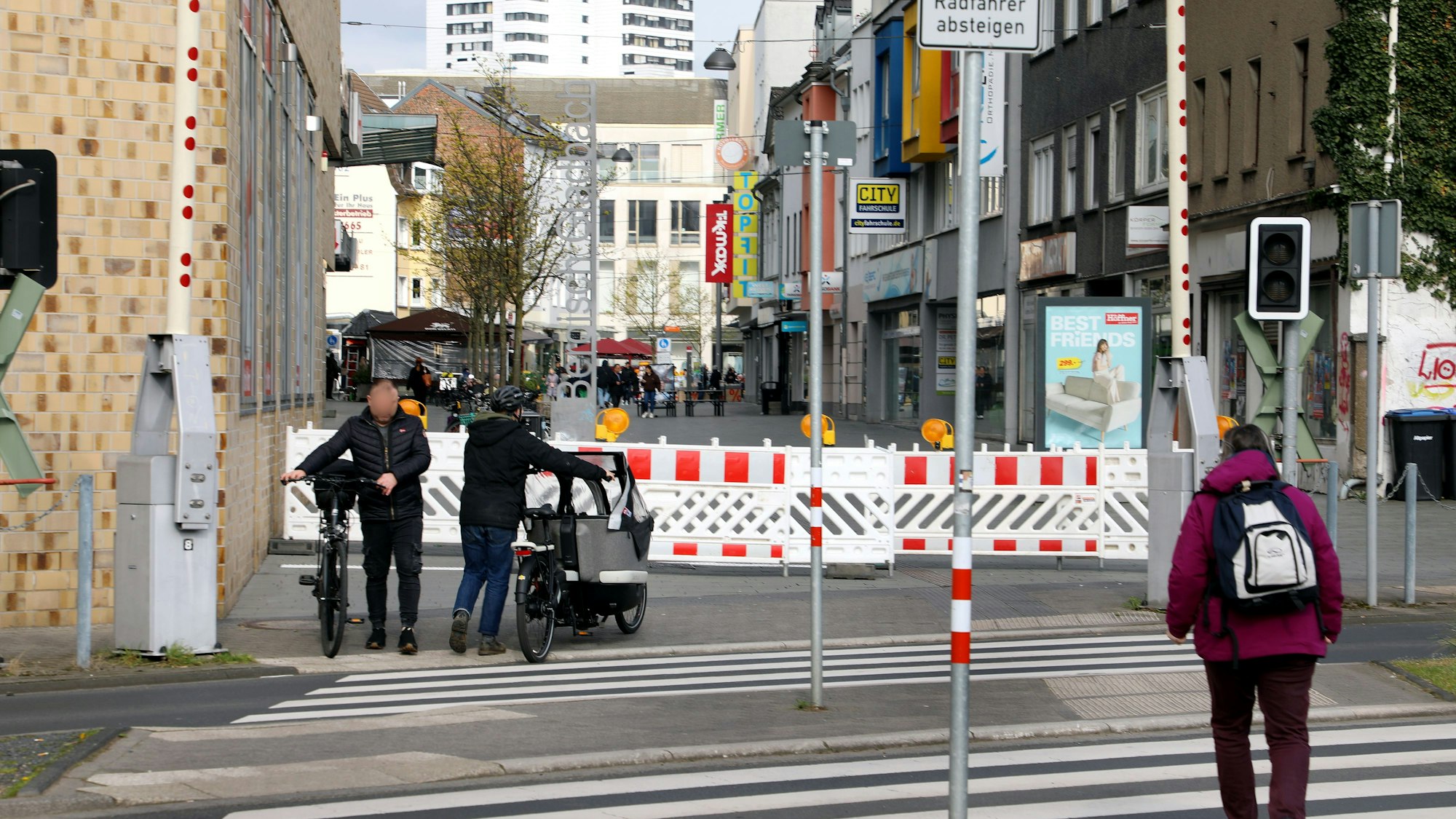 Das Foto zeigt ein Drängelgitter am Kreisverkehr Driescher Kreisel in Bergisch Gladbach