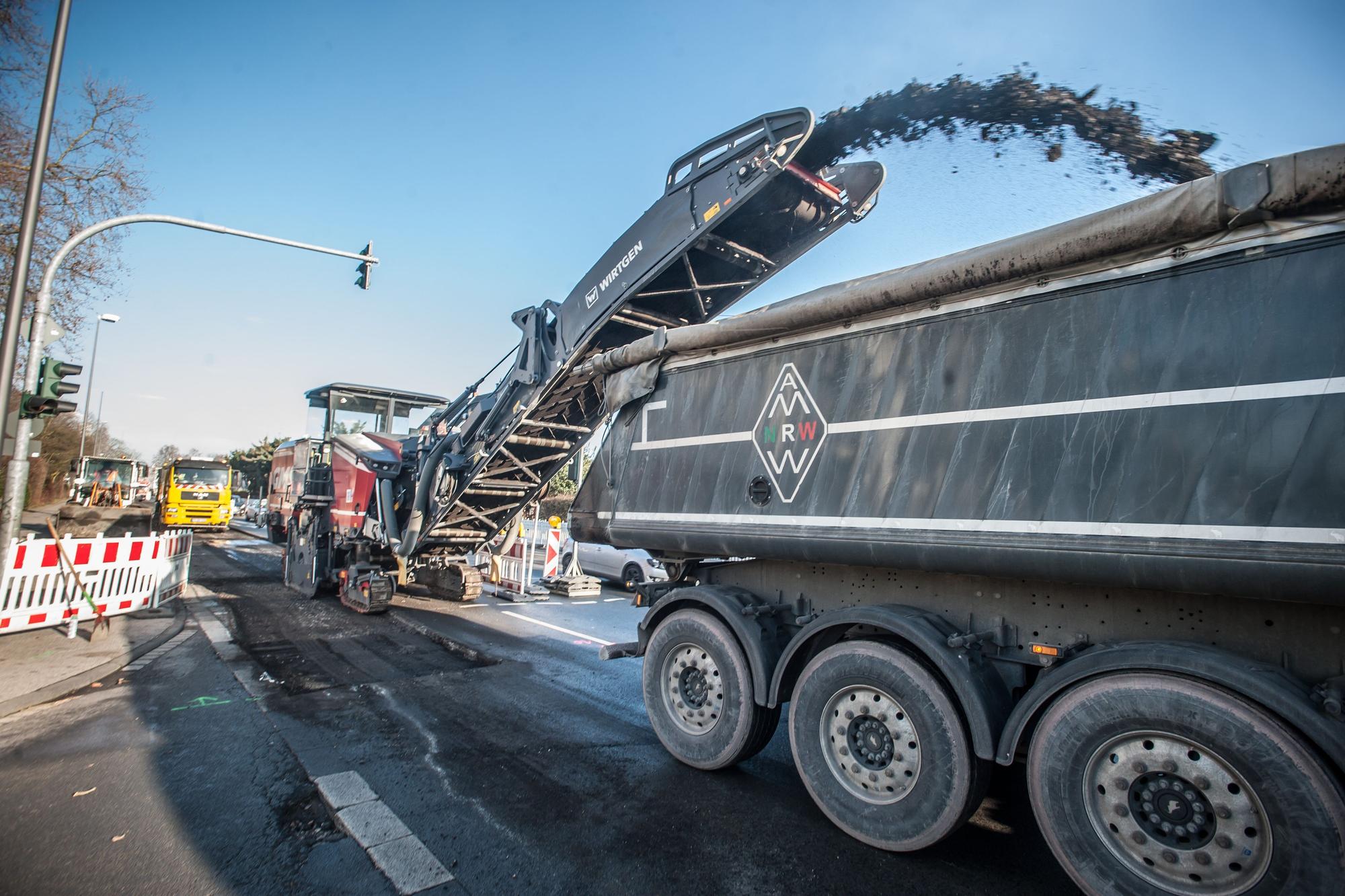 Die Asphaltdecke einer Straße wird erneuert.