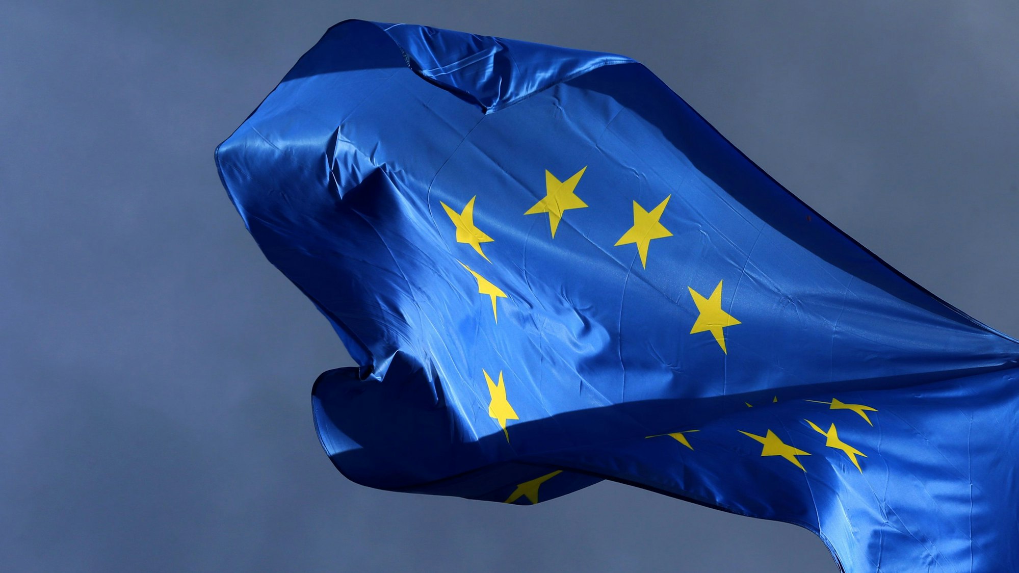 Eine Europafahne weht vor dem Europäischen Parlament in Straßburg (Frankreich).