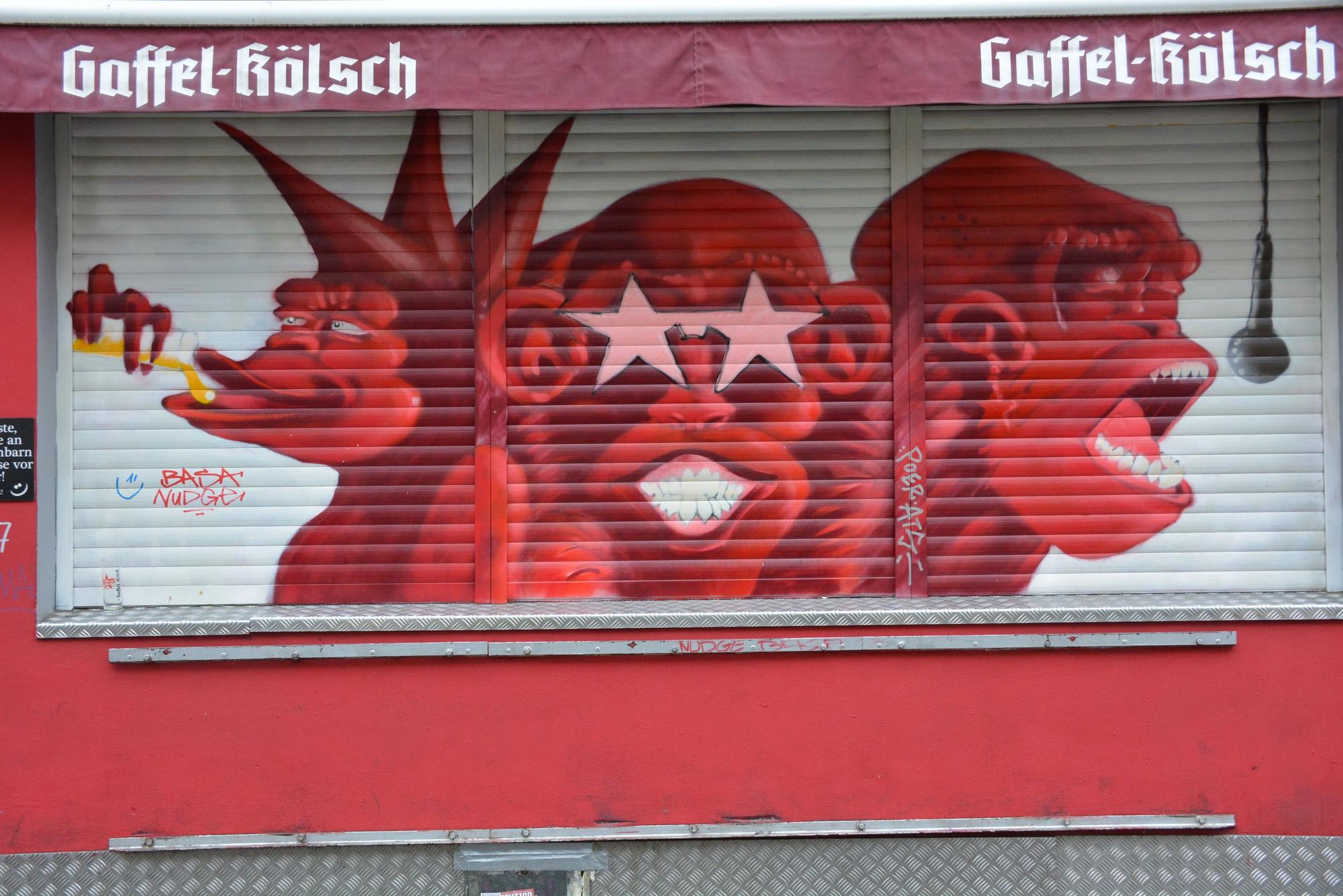 Drei verfremdete Gestalten auf der Jalousie der „Lotta“