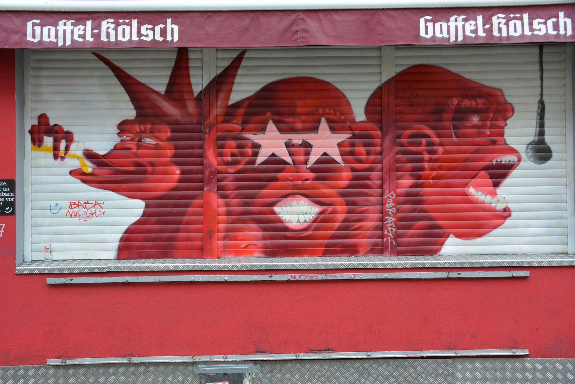 Drei verfremdete Gestalten auf der Jalousie der „Lotta“