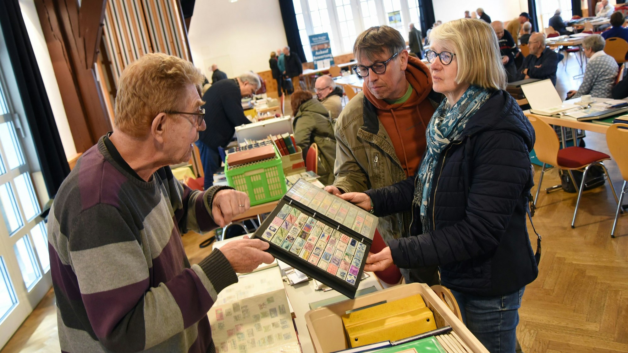 Blick auf eine Beratungssituation bei der Briefmarkenbörse in Bergneustadt