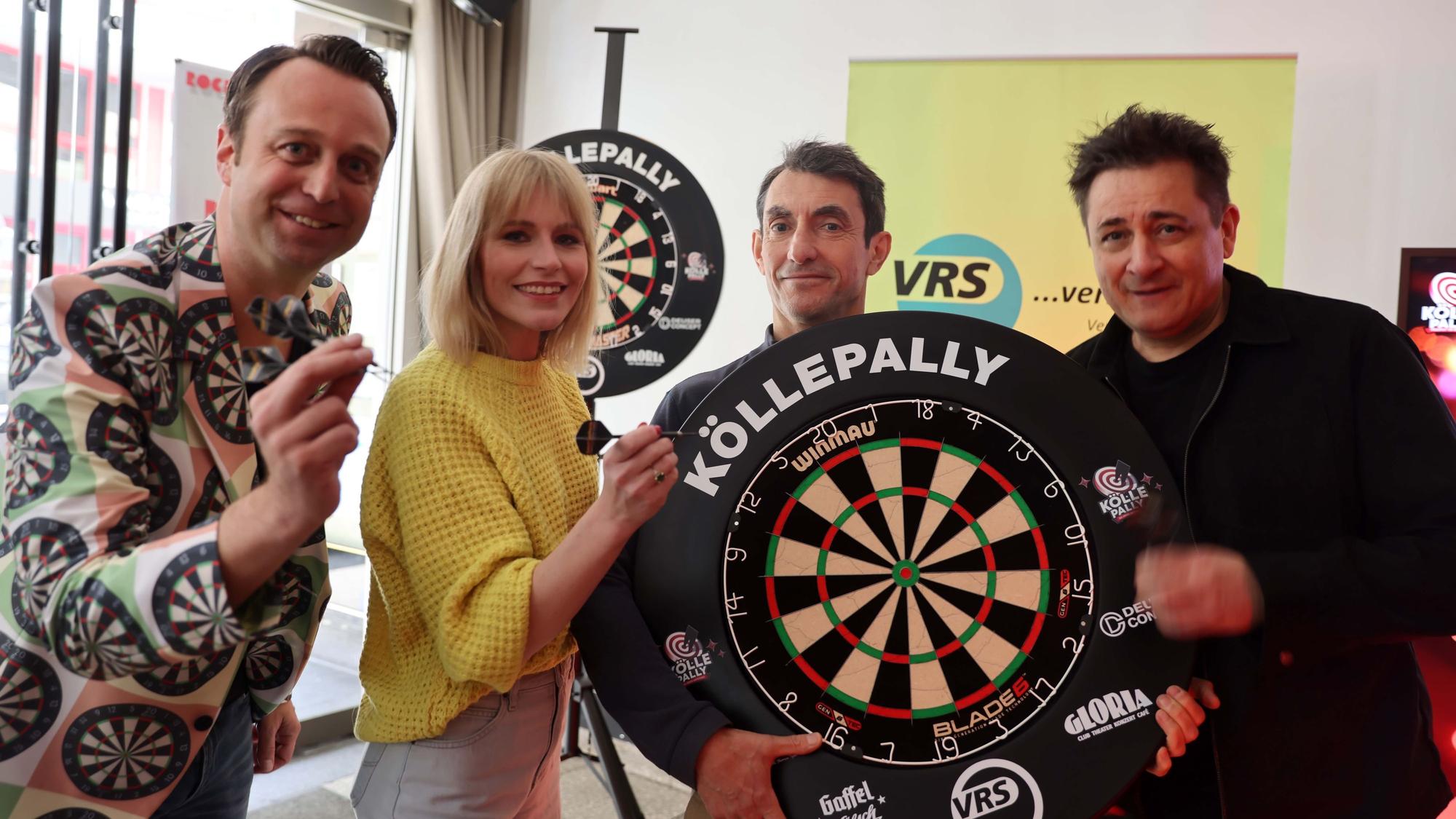 Lukas Wachten (von links), Julia Kleine, „Knacki“ Deuser und Micky Nauber an der Dartscheibe.