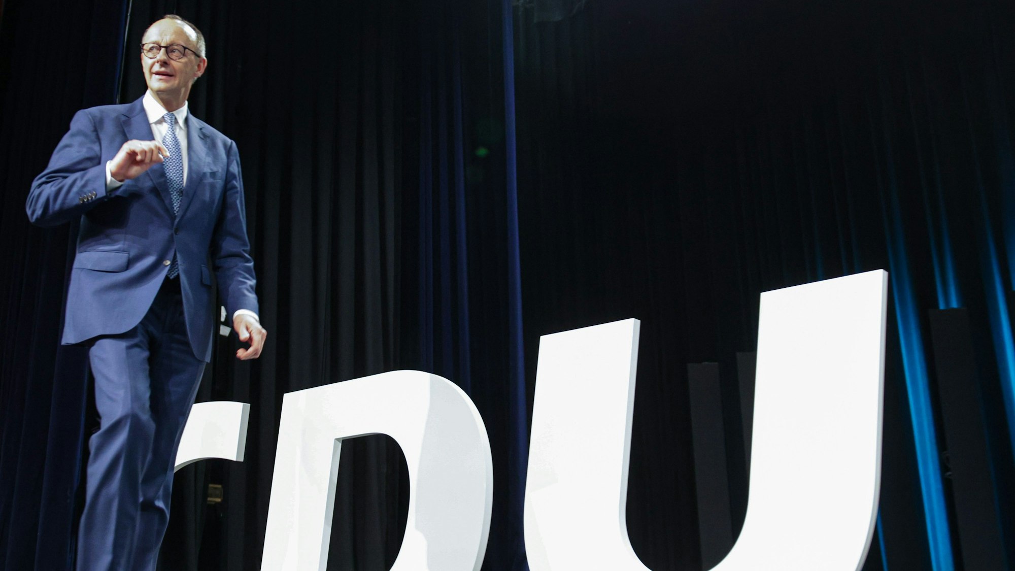 Berlin: Friedrich Merz, CDU-Bundesvorsitzender, kommt auf die Bühne. Im Grundsatzprogramm mit dem Titel „In Freiheit leben. Deutschland sicher in die Zukunft führen“ formuliert die CDU ihre Grundwerte und Ideen um sich als Partei zu erneuern.