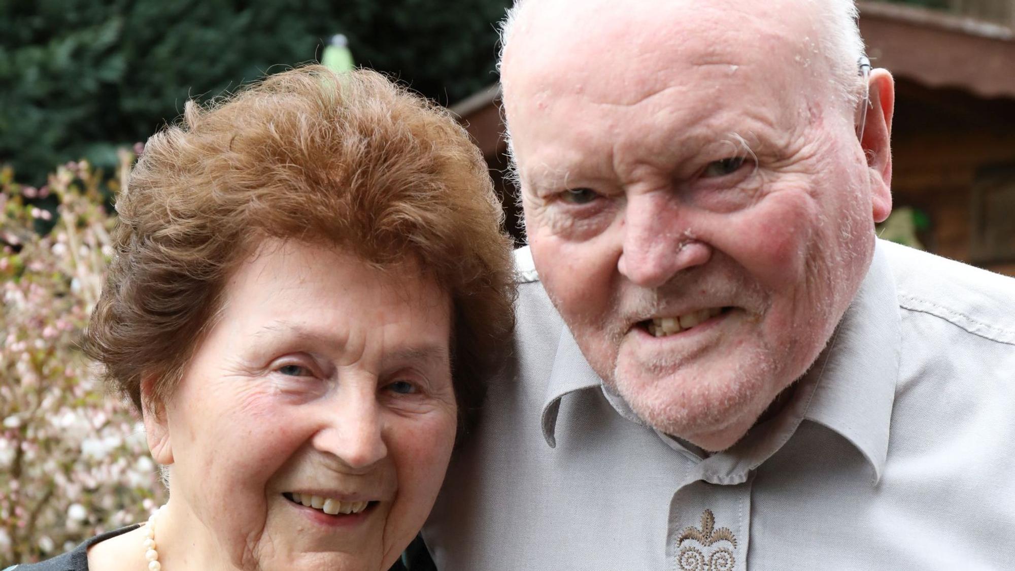 Ein Man und eine Frau halten sich im Arm.
