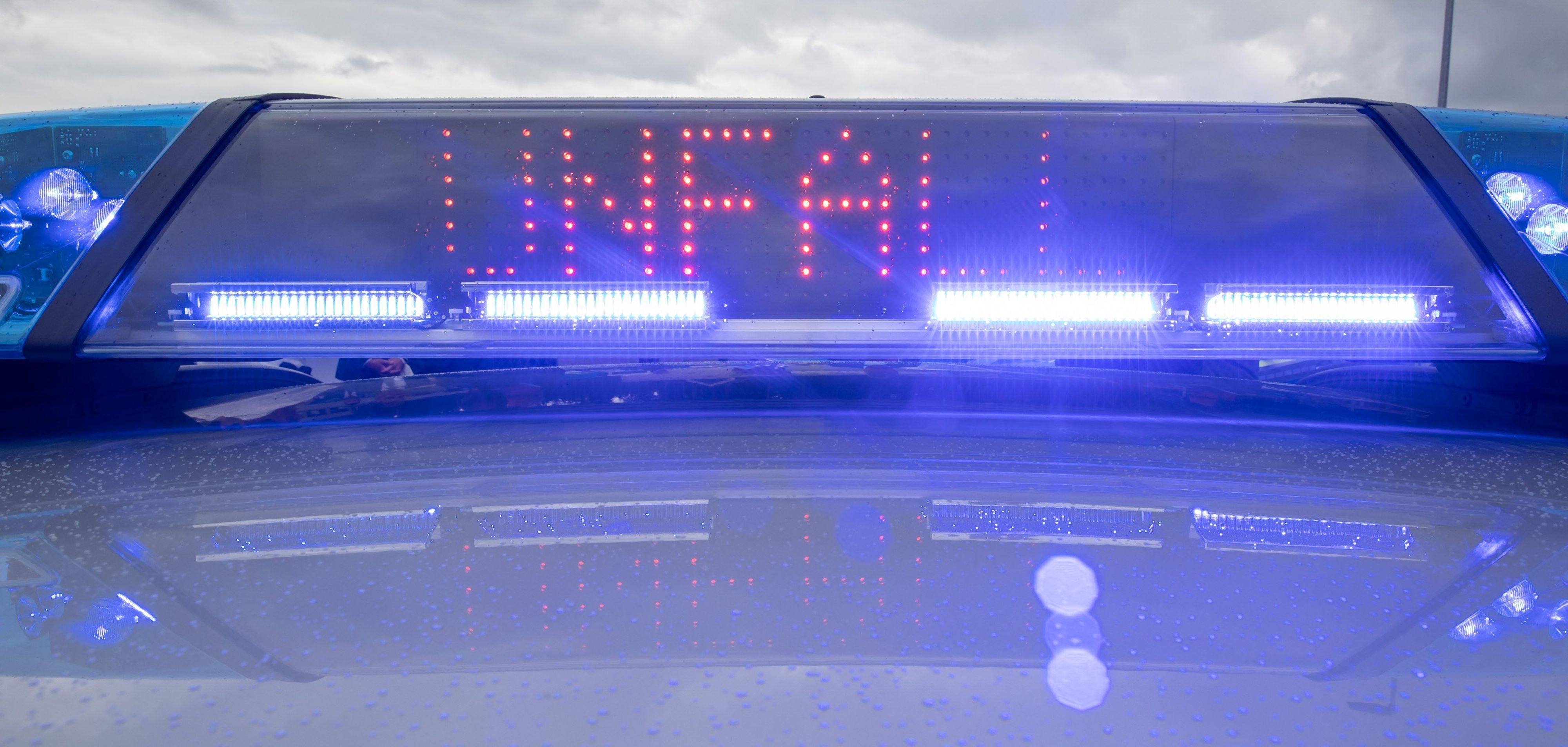 Ein Blaulicht auf dem Dach eines Polizeifahrzeugs mit der LED-Anzeige "Unfall".