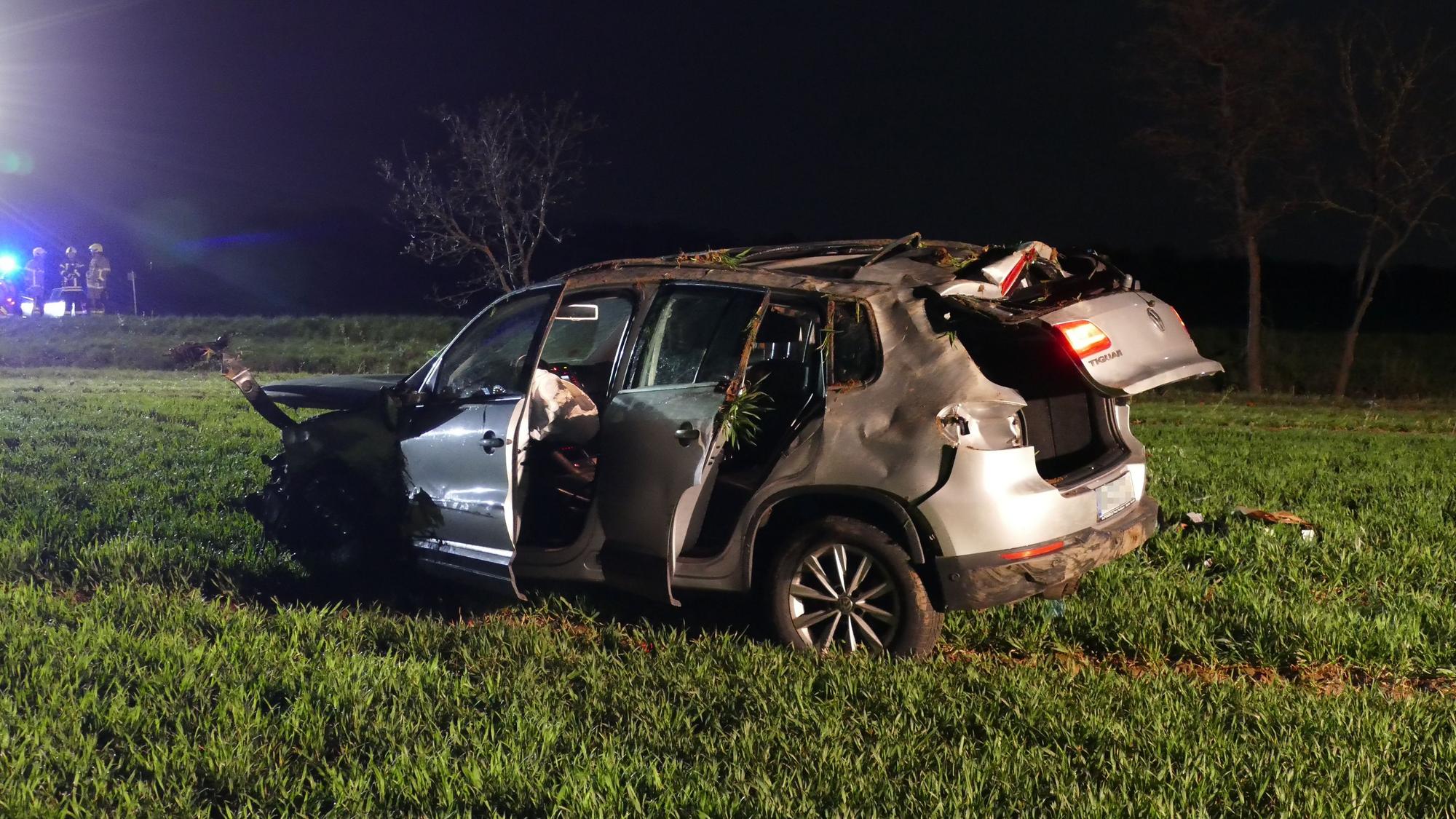 Ein zerstörtes Auto steht in einem Acker.