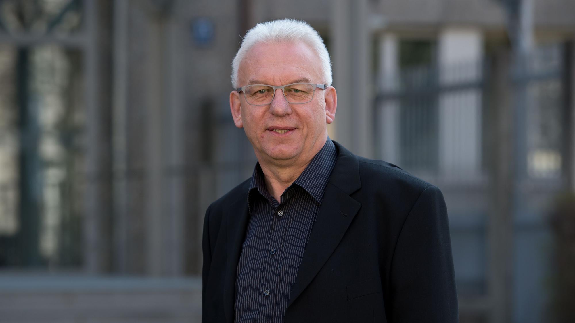 Alfred Hettmer gehört seit 1986 zum Team der Beamten, die im Studio der Sendung „Aktenzeichen XY ... ungelöst“ an den Telefonen sitzen und die Anrufe der Zuschauer entgegennehmen.