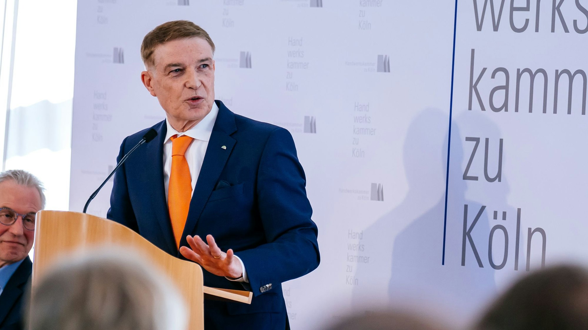 Erik Werdel - neuer Hauptgeschaeftsfuehrer der Handwerkskammer an einem Rednerpult