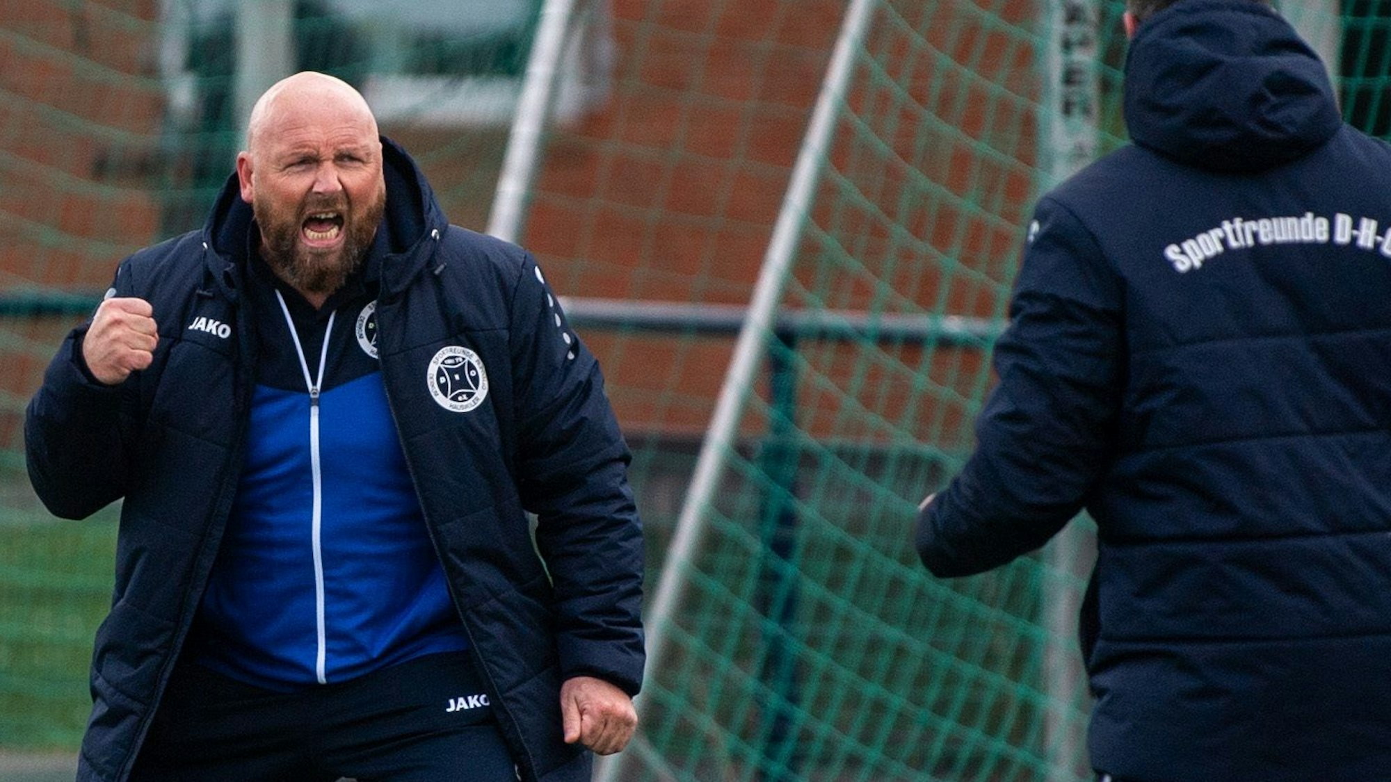 Das Bild zeigt den Übungsleiter, wie er die Faust ballt und seine Freude herausschreit.