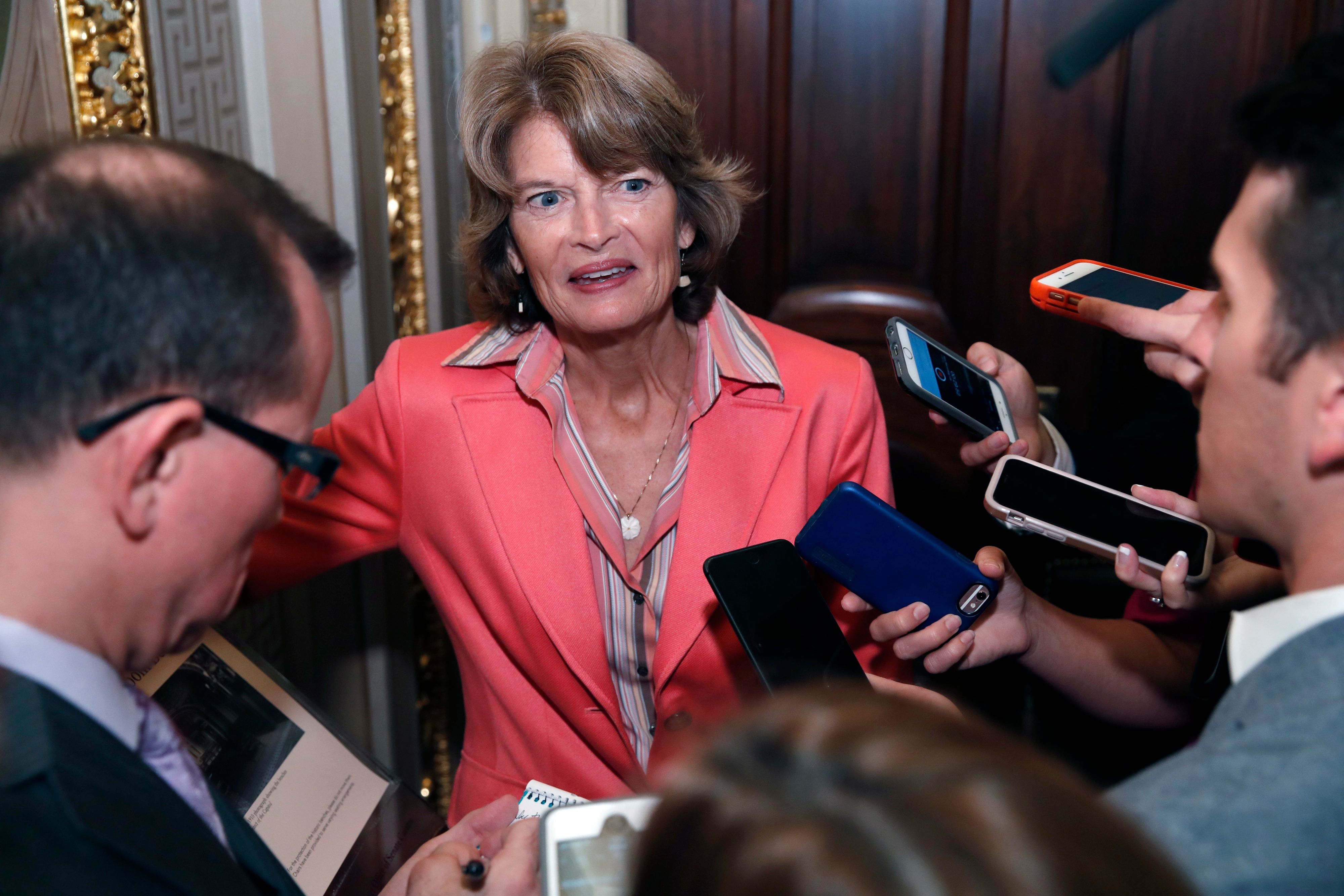Senatorin Lisa Murkowski (M) spricht im Jahr 2018 zu den Medien nach einer Abstimmung