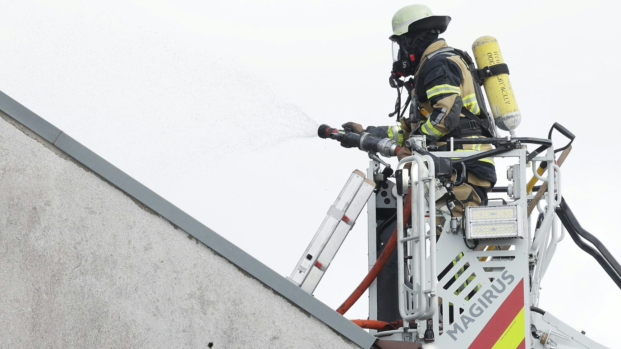 Zu dem Einsatz an der Straße „Nösnerland“ in Wiehl-Drabenderhöhe wurden auch die Drehleitern aus Wiehl und Much gerufen.