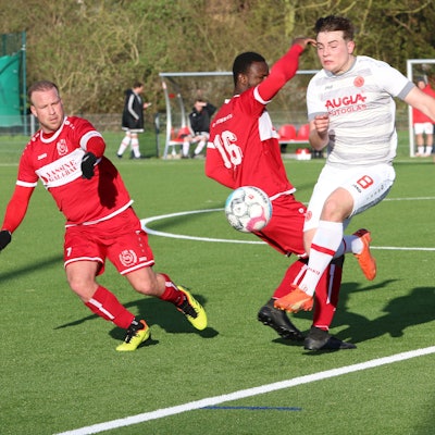 Das Bild zeigt Nico Schmitz, wie er es gleich mit mehreren Mechernicher Gegenspieler aufnimmt.