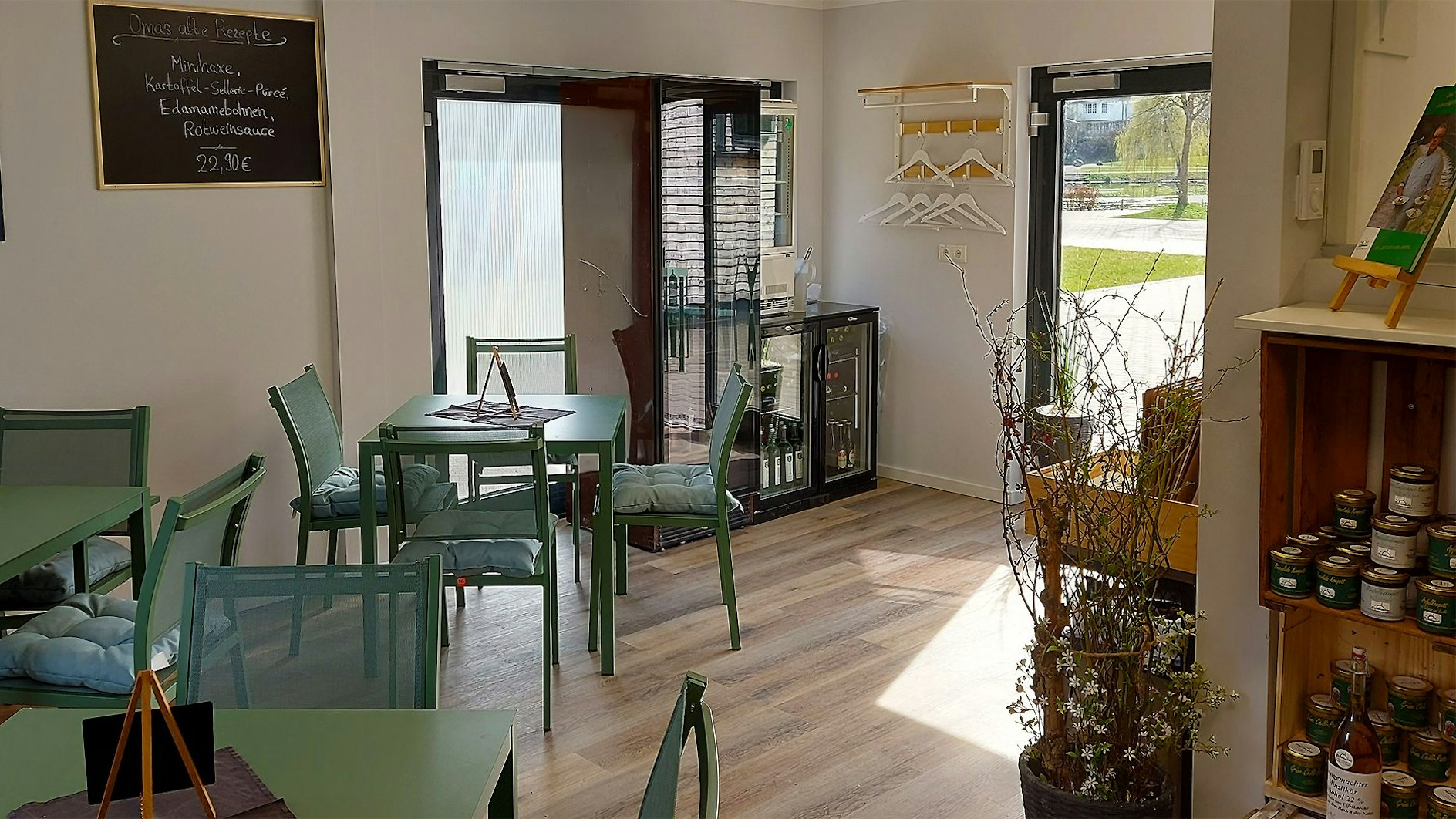 Ein kleiner Delikatessen-Shop gehört auch zum Gastraum der „Ahr Zeit“ in Blankenheim.