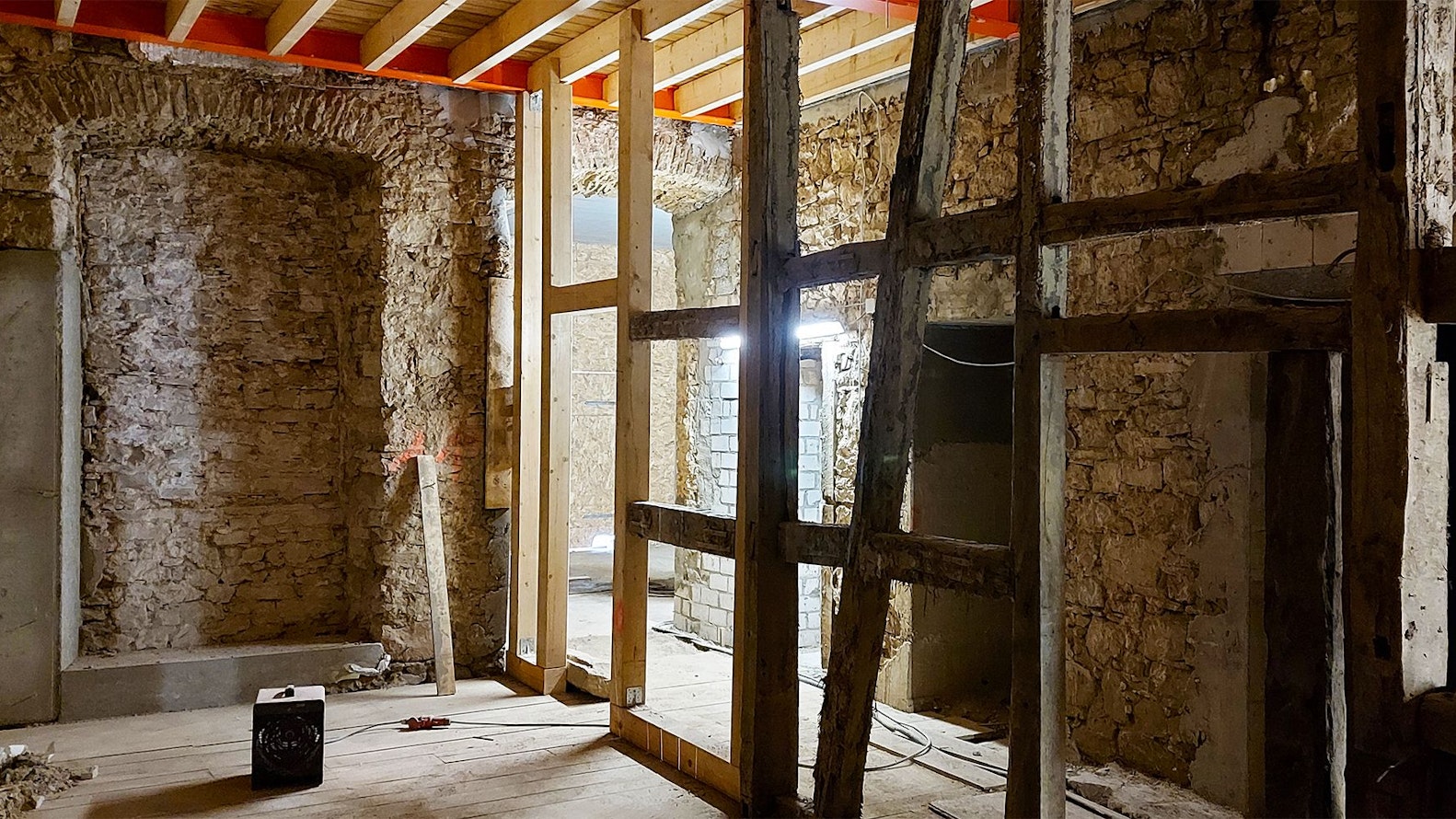 Ein Blick ins entkernte Obergeschoss: Die alte Fachwerkkonstruktion bleibt erhalten.