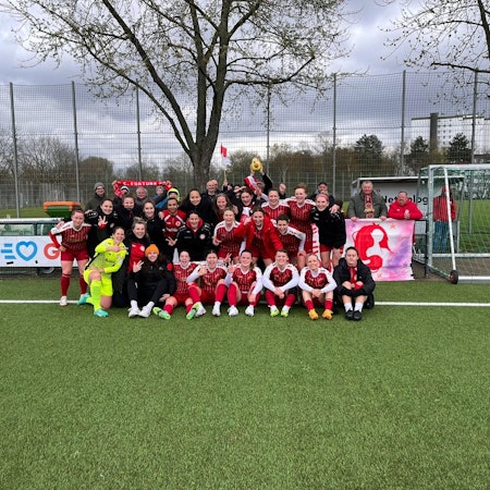 Fortuna Kölns Fußballerinnen feiern ihren 3:1-Heimsieg gegen Arminia Bielefeld.