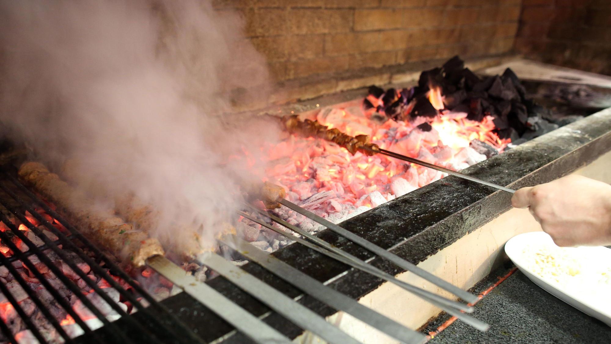 Der Rauch der Holzkohlegrills auf der Weidengasse sorgt bei den Anwohnern weiter für Unmut.